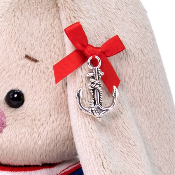 в морской футболке