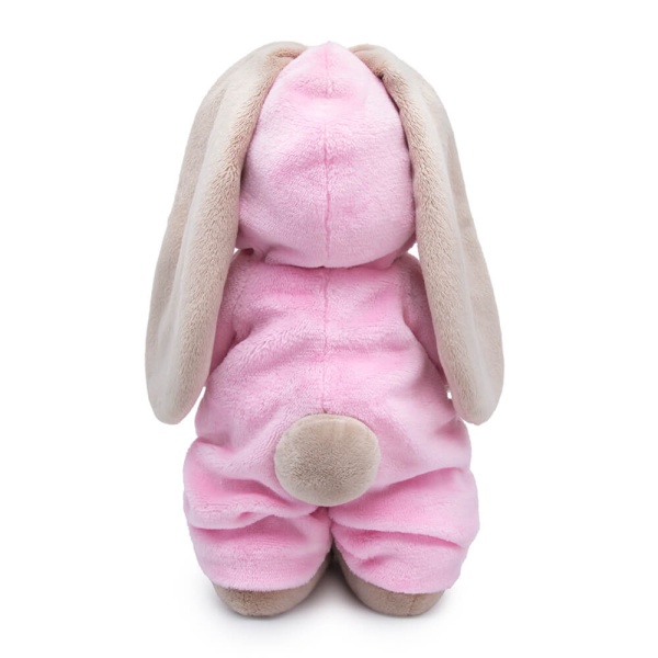 в меховом комбинезоне