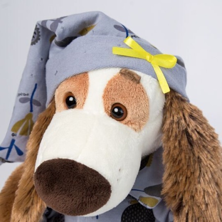 в голубой пижаме в цветочки