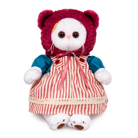 в шапке с ушками и сарафане