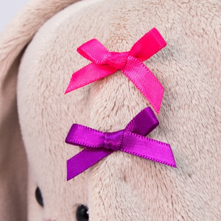 в полосатом платье