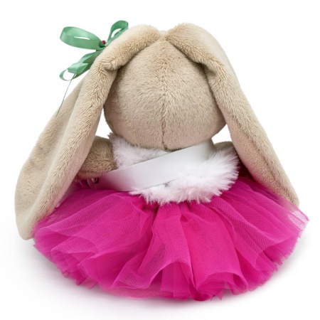 в меховом воротничке и юбочке