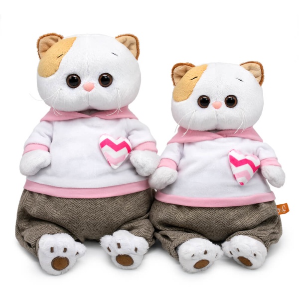 в худи с сердечком и штанах