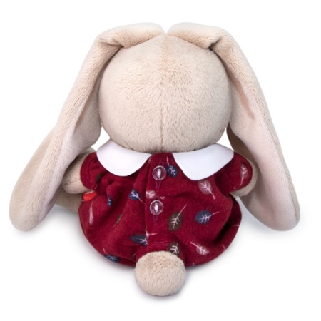 в комбинезоне с листочками