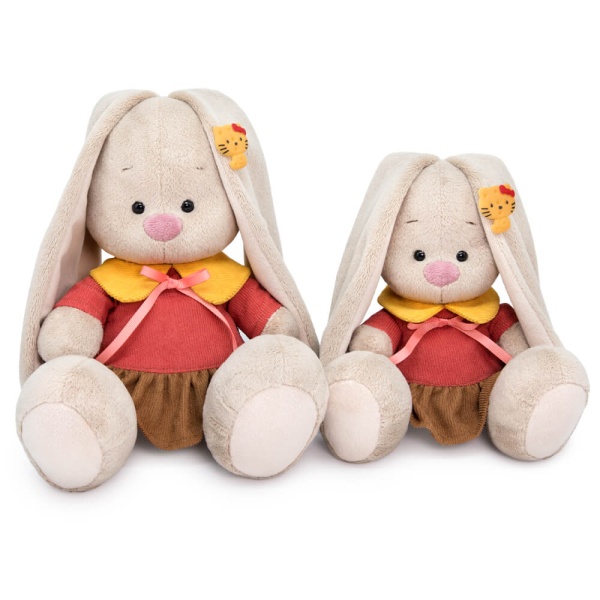 в платье с желтым воротником