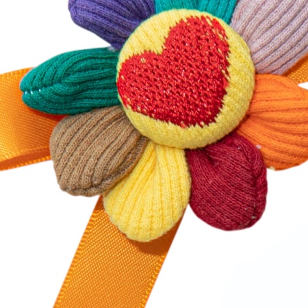 Желтое платье и аксессуар на ушко