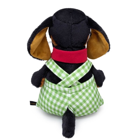 в штанах на бретельках и шарфе