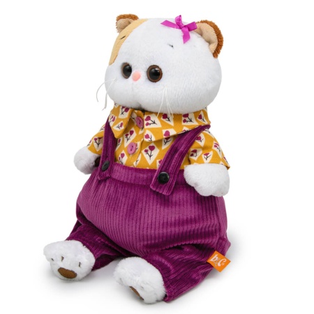 в вельветовом полукомбинезоне