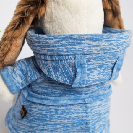 в голубой куртке "B&Co"