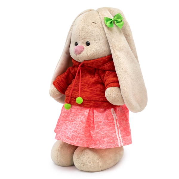 в худи и юбке