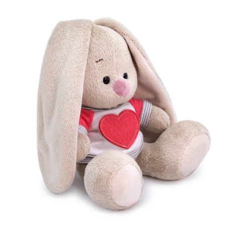 в белой толстовке с сердцем