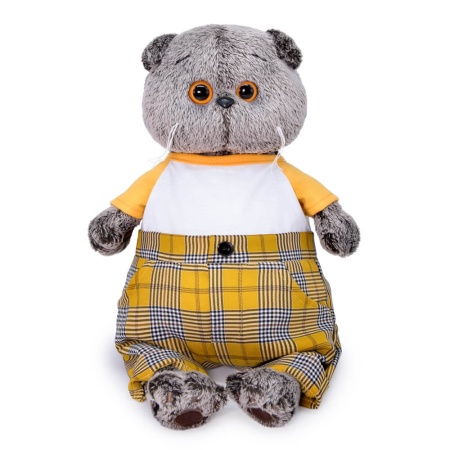 в футболке и клетчатых штанах