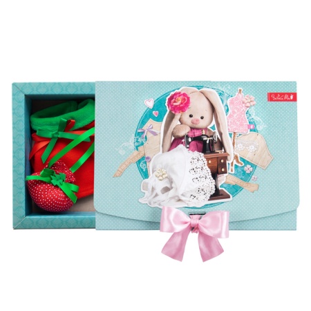 Красное пальто и узелок-подарок