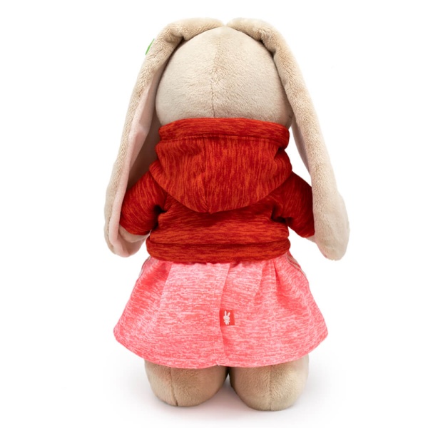 в худи и юбке