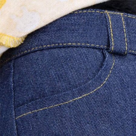 в джинсах и желтой рубашке