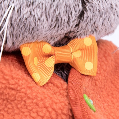 в меховом жилете