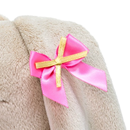 в платье с золотым бантом