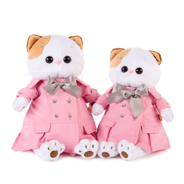 в розовом плаще с серым бантиком