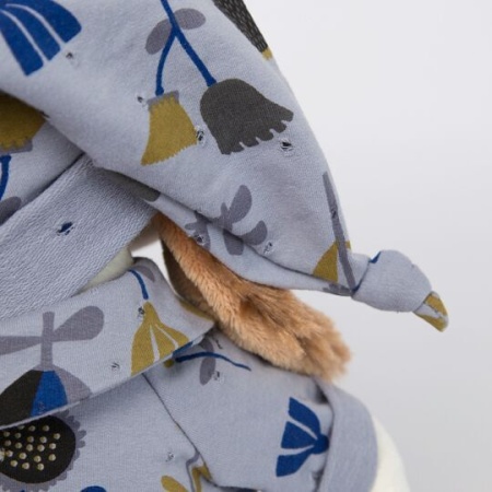 в голубой пижаме в цветочки