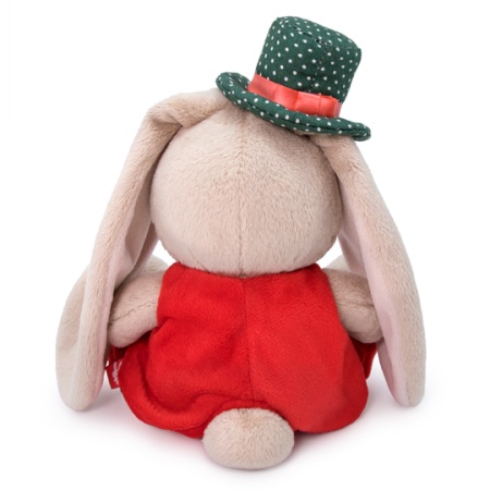 в красном комбинезоне