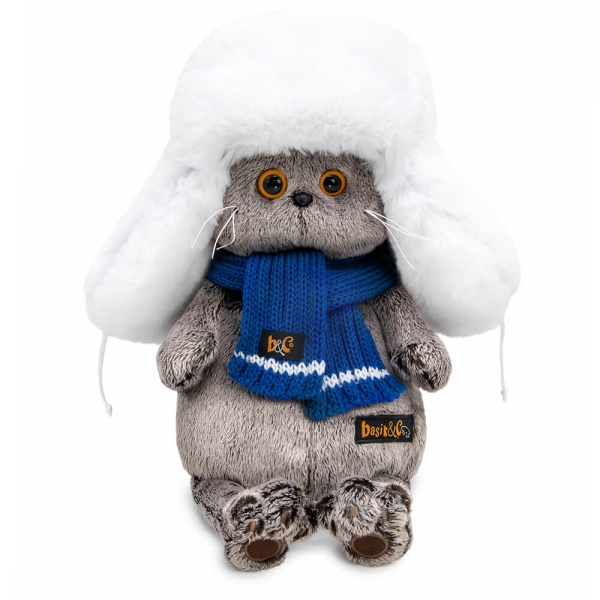 Кот Басик в белой меховой шапке