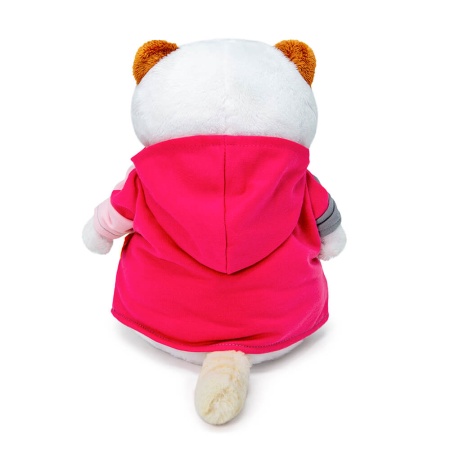 в разноцветной толстовке