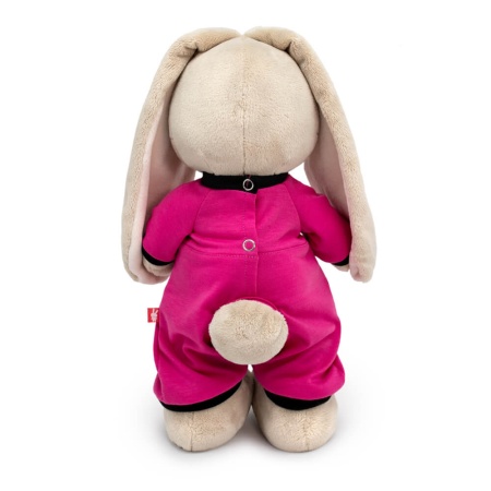 в комбинезоне с мишкой