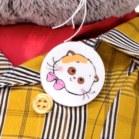 в двубортном плаще